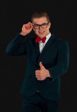 Gözlüklü adam poz