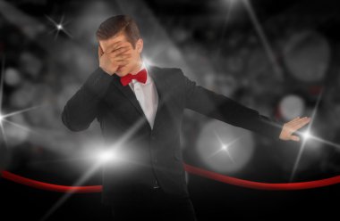 Takım elbiseli adam paparazzi saklıyor