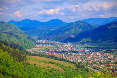 Dağları arasında Köyü