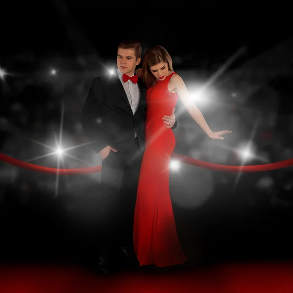 Jeune couple sur le tapis rouge pose en paparazzi clignote — Photo