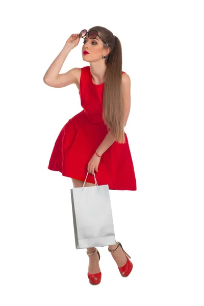 Mujer está sosteniendo una bolsa de compras —  Fotos de Stock