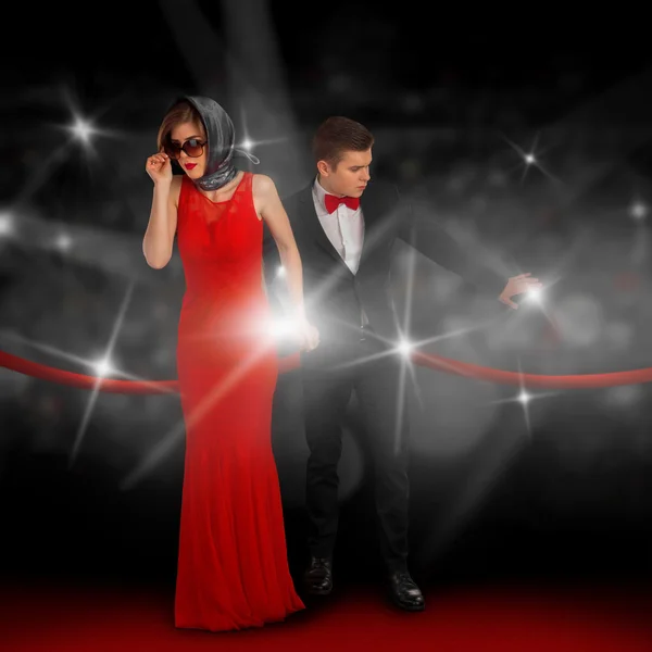 Fashionabla par på röda mattan — Stockfoto
