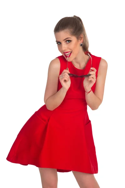 Piros ruhás lány pózol — Stock Fotó