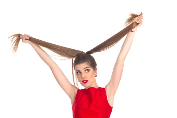 Mulher brincando com o cabelo — Fotografia de Stock