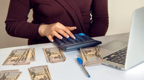 Contable chica considera el dinero — Foto de Stock