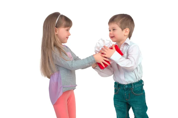 Bambini con confezione regalo — Foto Stock