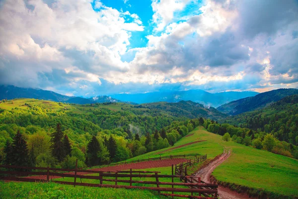 Paisagem de montanha ensolarada com raios de sol — Fotografia de Stock