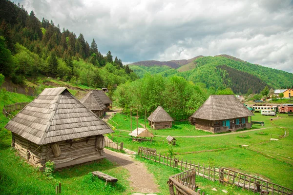 Село з дерев'яними будинками — стокове фото