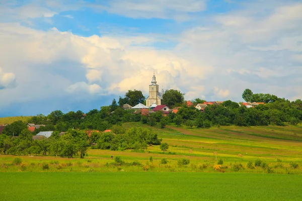 Paisagem com igreja no meio — Fotografia de Stock