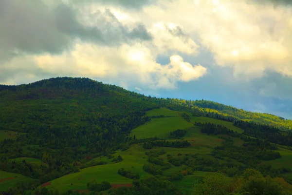 Paysage de montagne nuageux vert — Photo