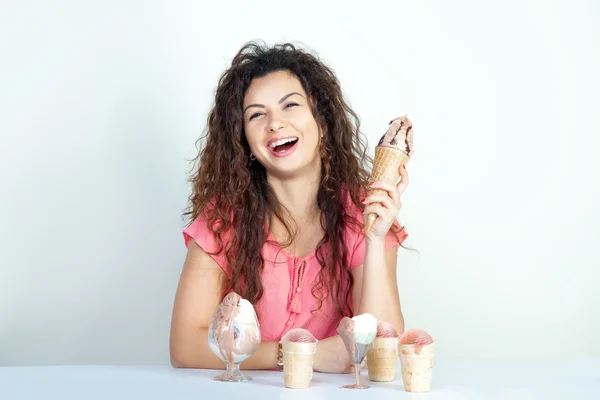 Menina rindo e posando com sorvetes — Fotografia de Stock