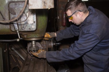 Tamirci çalışıyor