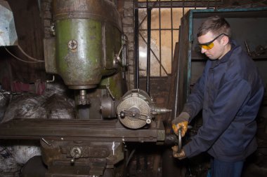 Tamirci çalışıyor