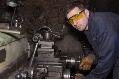 Tamirci çalışıyor