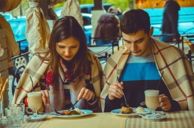 bir tarihte eğleniyor Çift