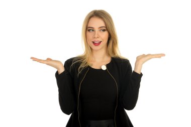 poz şık siyah giysili güzel kadın