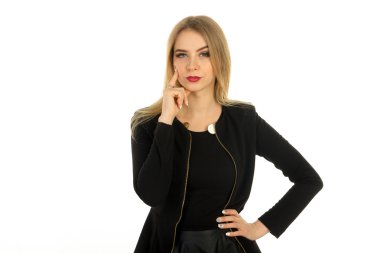 şık siyah giysili genç sarışın kadın portresi