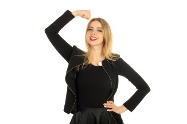 poz şık siyah giysili güzel kadın