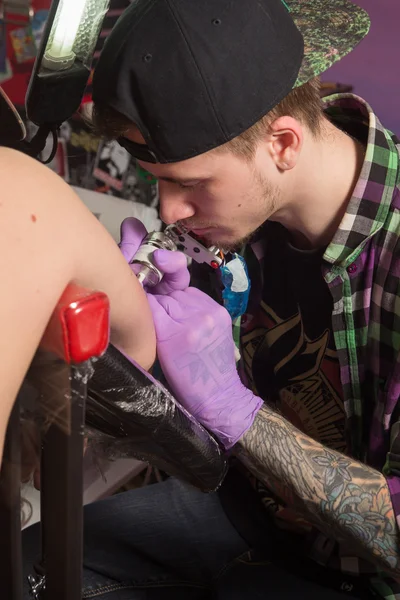 Tatooer is making tatoo — Stock Photo, Image