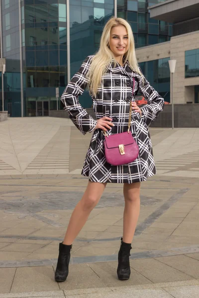 Blonde girl is posing in the city — Stock Photo, Image