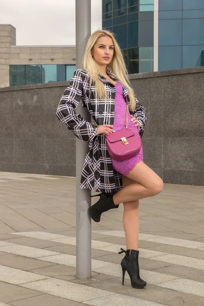 Chica rubia está posando en la ciudad — Foto de Stock