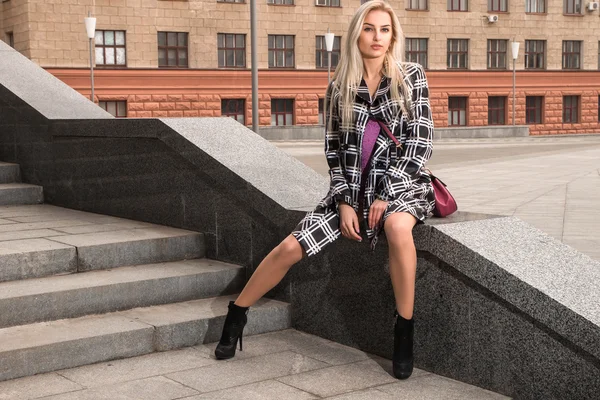 Blond meisje is poseren in de stad — Stockfoto