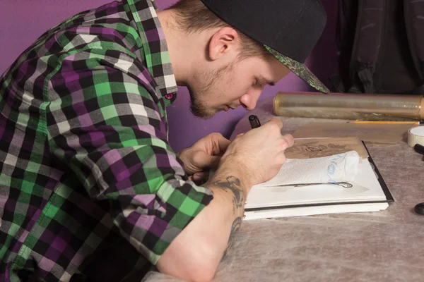 Tatooer dělá tetování — Stock fotografie