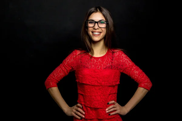 Brünette mit Brille lächelt in die Kamera — Stockfoto