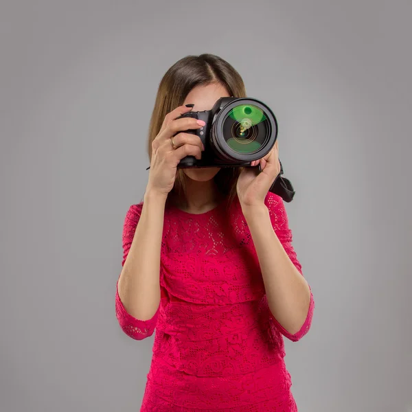 Donna che fa una foto su una macchina fotografica professionale — Foto Stock