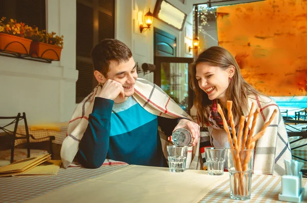 Paar plezier op een datum in een straat café — Stockfoto