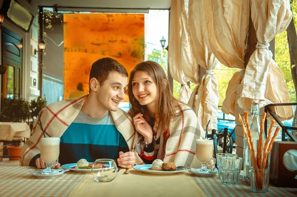 Paar verliefd plezier op een datum — Stockfoto