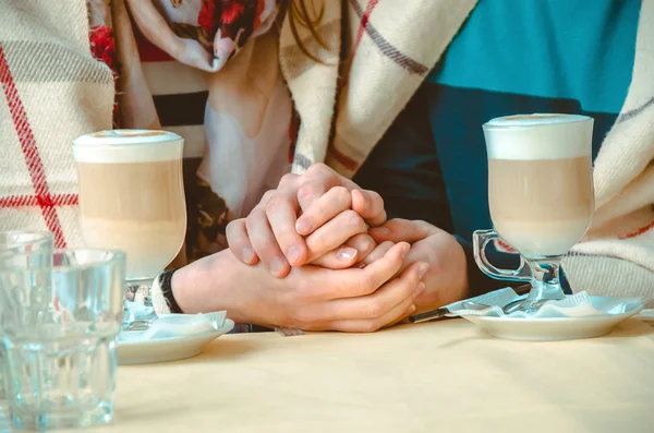 Verliebtes Paar hält sich die Hand — Stockfoto