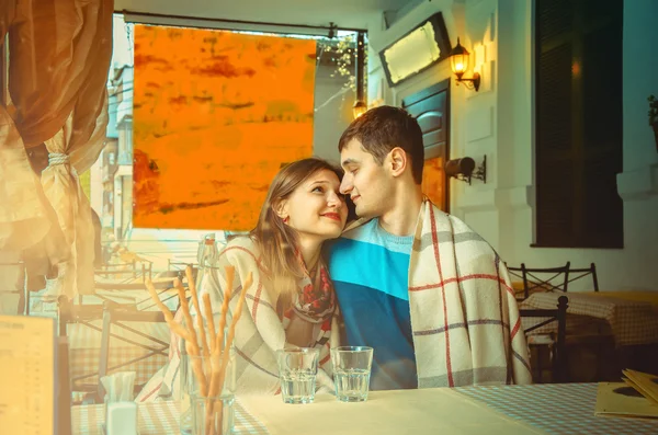 Koppel op een datum in het restaurant kijken naar elkaar — Stockfoto