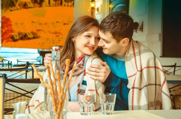 Paar verliefd plezier op een datum — Stockfoto