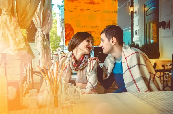 Ζευγάρι flirting κατά την ημερομηνία σε ένα εστιατόριο — Φωτογραφία Αρχείου