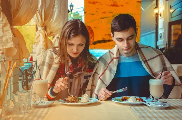 Portret van verliefde paar te eten in een restaurant — Stockfoto