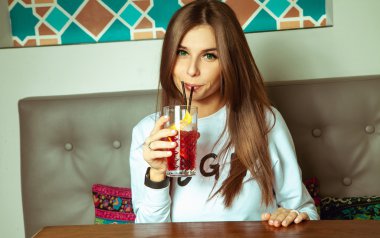 güzel esmer içecekler kokteyl