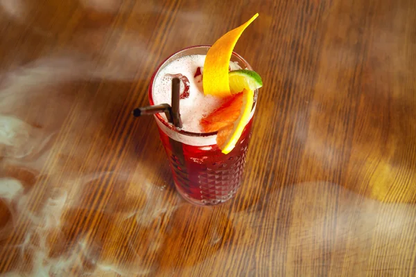 Cocktail ed in tavola con fette di lime e arancia — Foto Stock