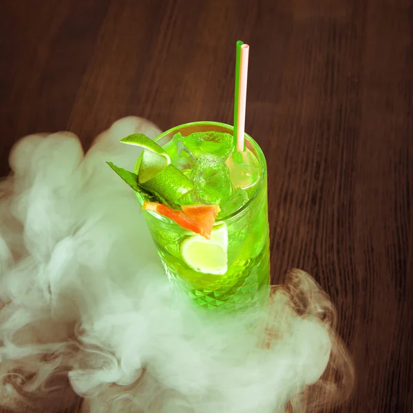 Cocktail vert sur la table — Photo
