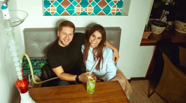 A szép pár ül egy asztalnál egy kávézóban — Stock Fotó