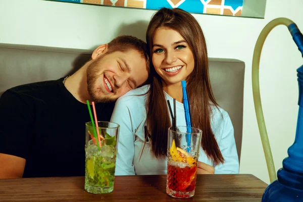 Paar ontspannen aan de bar van de waterpijp met cocktails — Stockfoto