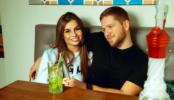 Pareja en el bar hookah posando y sonriendo — Foto de Stock