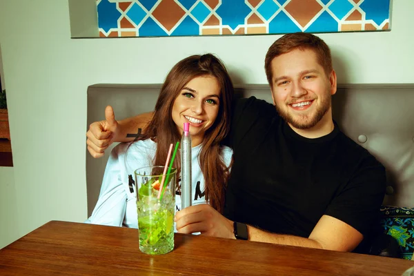 Vrolijke paar in de bar — Stockfoto