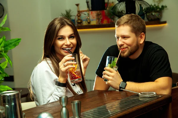 Paar met plezier en lachen om de bar — Stockfoto