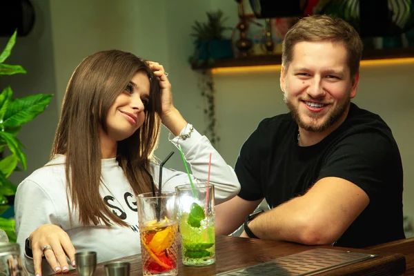 Paar hat Spaß an der Bar — Stockfoto