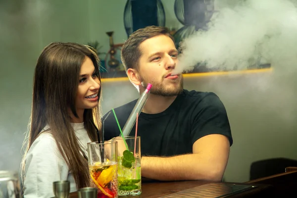 Paar rookt shisha aan de bar — Stockfoto