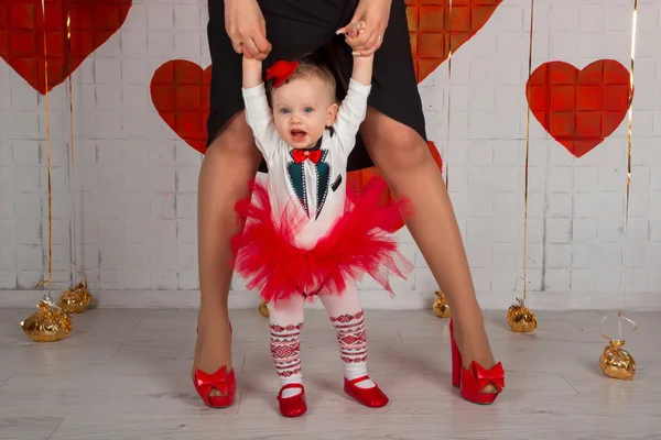 Mère enseignant à sa fille comment marcher — Photo