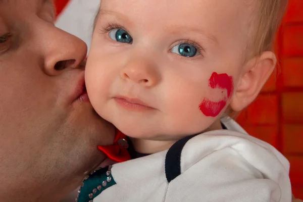 父は彼の娘にキスします。 — ストック写真