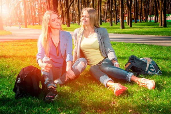 Mulheres relaxando no parque — Fotografia de Stock