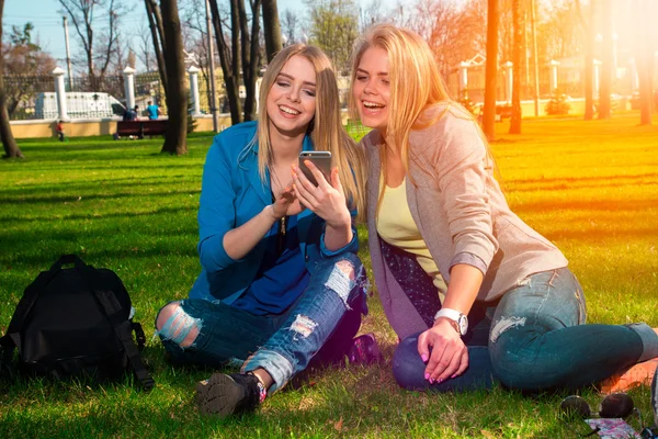 Meninas se divertindo no parque — Fotografia de Stock